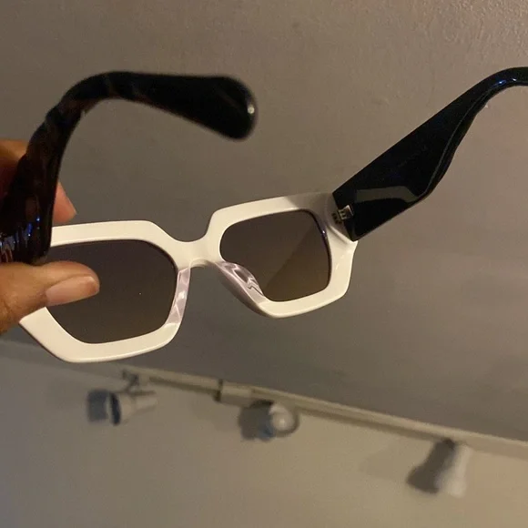 2022 Gucci Glasses - Picture 4 of 5